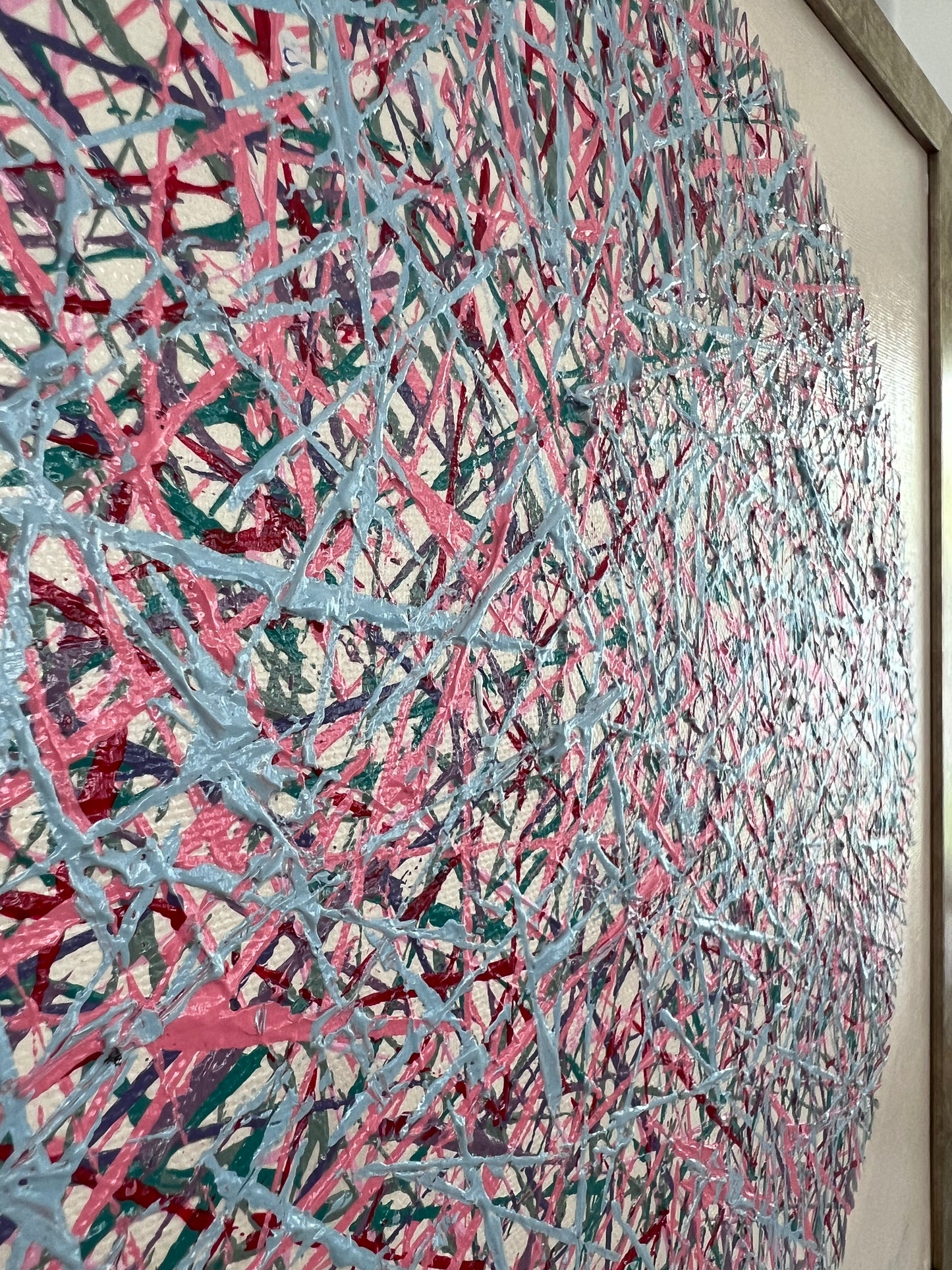 Paveikslas turi subtilaus blizgėjimo, švytėjimo.