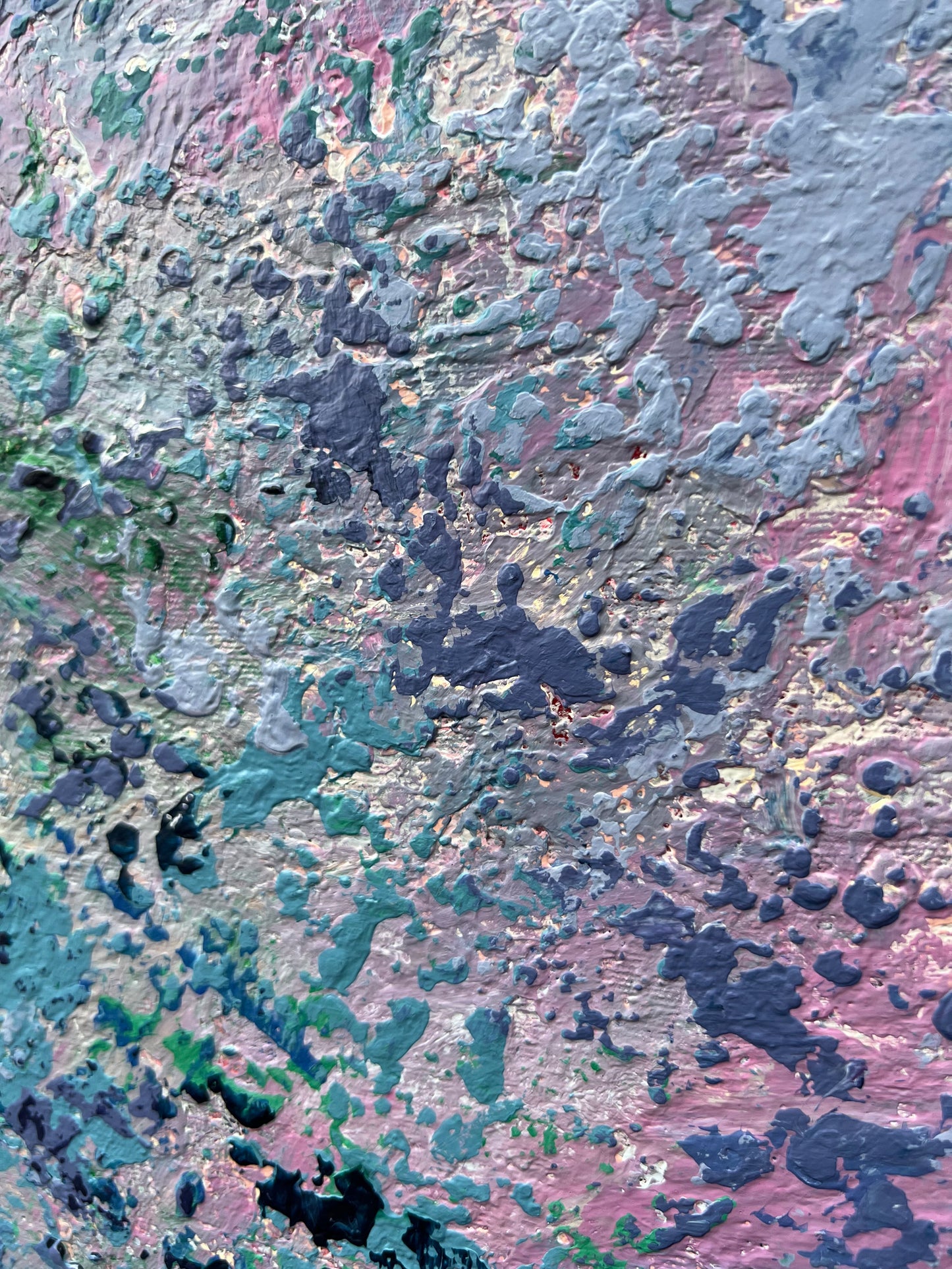 Fragmentas iš arčiau, kuriame matosi nelygumai, faktūra, kaip skirtingi atspalviai dengia vienas kitą ir sukuria gilumo, turtingumo įspūdį.
